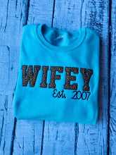 Load image into Gallery viewer, MAMA est. applique embroidery design CREWNECK